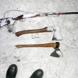 Орудия преступления на месте происшествия. Фото пресс-службы СУ СКР по Свердловской области