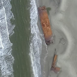 Одна из брошенных барж в прибрежье. Фото пресс-службы департамента природных ресурсов, экологии и АПК НАО