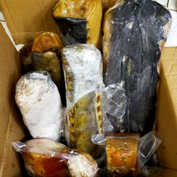 В цехах на рыбопродукцию наклеивали поддельные этикетки. Фото пресс-службы УМВД России по Астраханской области