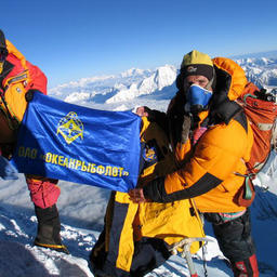 В 2007 г. флаг «Океанрыбфлота» был поднят на самую высокую точку мира – Эверест. Подвиг совершил старший помощник капитана компании Сергей ДАШКЕВИЧ («Океанрыбфлот»)