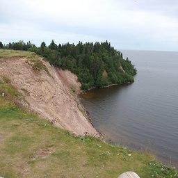 Андомская гора на берегу Онежского озера в Вытегорском районе. Фото Kevoch («Википедия»)