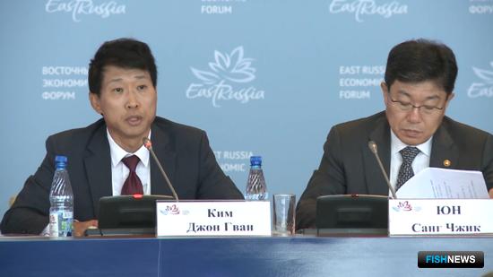 Заместитель председателя корейской ассоциации международной торговли КИМ Джон Гван и министр торговли, промышленности и энергетики Южной Кореи ЮН Санг Джик