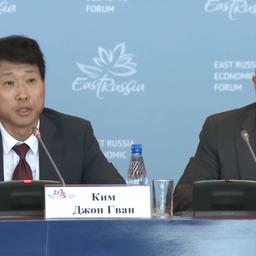Заместитель председателя корейской ассоциации международной торговли КИМ Джон Гван и министр торговли, промышленности и энергетики Южной Кореи ЮН Санг Джик