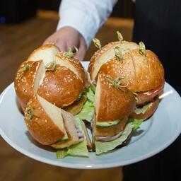 Фанатам фастфуда предлагались фишбургеры с котлетой из фарша и икры минтая