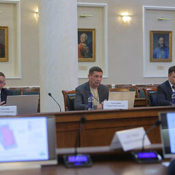 Исполнительный директор Северо-Западного рыбопромышленного консорциума Сергей НЕСВЕТОВ, генеральный директор Архангельского тралового флота Сергей ЗАРУБИН и генеральный директор компании «Багаж» Вячеслав КАМЕННЫЙ. Фото пресс-службы правительства области