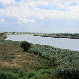 Река Челбас, на которой расположен один из выставленных на аукцион участков. Фото Первого Монаха («Википедия»)