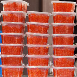 Обвиняемая, работая продавцом на рынке, покупала по сниженной цене рыбопродукцию без маркировки и перепродавала ее