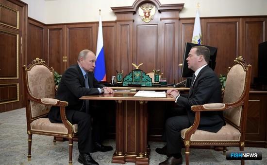 Президент Владимир ПУТИН и премьер-министр Дмитрий МЕДВЕДЕВ обсудили расширение компетенций Минвостокразвития. Фото пресс-службы главы государства