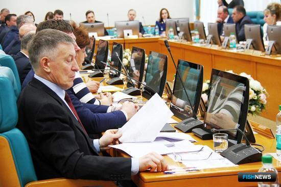 Законопроект о крабовых аукционах обсудили на заседании Сахалинской областной думы. Фото пресс-службы регионального парламента