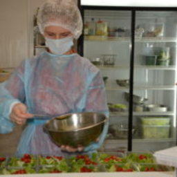 Также предприятие обеспечивает борющихся с коронавирусом медиков бесплатным питанием. Фото пресс-службы «Океанрыбфлота»