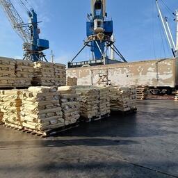 Отгрузка рыбы в рефвагоны в порту Владивостока. Архивное фото