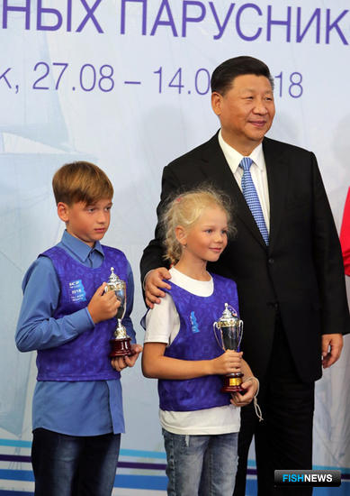 Председатель КНР СИ Цзиньпин наградил отдельным призом победителей детско-юношеской регаты. Фото пресс-службы президента России