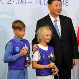 Председатель КНР СИ Цзиньпин наградил отдельным призом победителей детско-юношеской регаты. Фото пресс-службы президента России