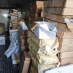 Около 2,7 тонны различных морских деликатесов нашил в рефконтейнерах на территории промышленной базы во Владивостоке. Фото пресс-группы Пограничного управления ФСБ России по Приморскому краю