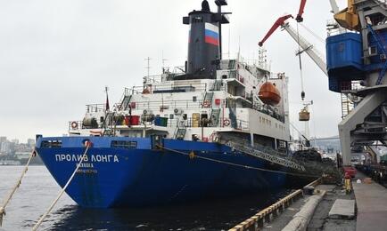 5 августа у причала Владморрыбпорта разгружали судно «Пролив Лонга»