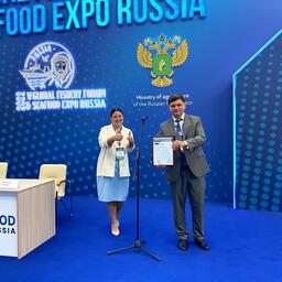 MSC-cертификат торжественно вручили ассоциации на Международном рыбопромышленном форуме. Фото пресс-службы АСРФ