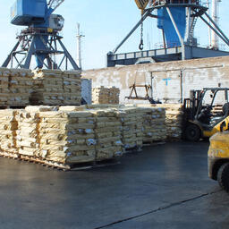 Погрузка рыбопродукции в рефвагоны в порту Владивостока