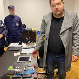 У подозреваемого изъяли 10 мобильных телефонов. Фото пресс-службы МВД РСО-Алании