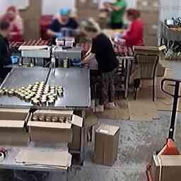 Имитированную икру фасовали в банки из-под натуральной. Кадр оперативной съемки