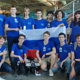Российская команда школьников разработала двусоставного робота, которого назвали «Матрешка». Фото Центра развития робототехники