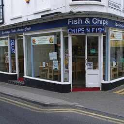 Ресторан Fish & Chips. Рыбное филе в кляре в сочетании с картофелем фри (Fish and Chips) считают неофициальным национальным блюдом Британии. Фото Bodoklecksel («Википедия»). CC BY-SA 3.0