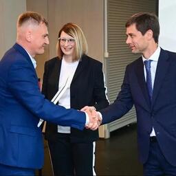 Сотрудники Русской рыбопромышленной компании получили благодарственные письма и знаки отличия. Фото пресс-службы РРПК