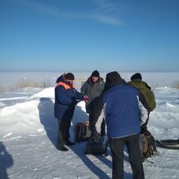 Спасатели вывезли неосторожных рыболовов с отколовшихся льдин на берег. Фото пресс-службы МЧС России