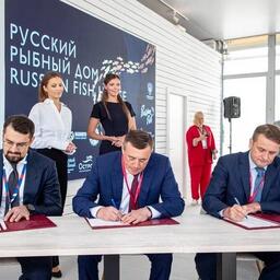 На полях ВЭФ соглашение подписали генеральный директор КРДВ Николай ЗАПРЯГАЕВ, губернатор Сахалинской области Валерий ЛИМАРЕНКО и руководитель Росрыболовства Илья ШЕСТАКОВ. Фото пресс-службы правительства региона
