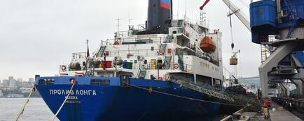 5 августа у причала Владморрыбпорта разгружали судно «Пролив Лонга»