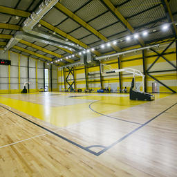 Основа комплекса – зал, где можно играть в баскетбол, волейбол, мини-футбол. Для площадки использовали современное покрытие, отвечающее всем мировым стандартам, – паркет из канадского клена