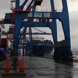 Разгрузка контейнеровоза во Владивостокском морском торговому порту
