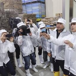 Губернатор Хоккайдо Наомити СУДЗУКИ посещает холодильную установку в Монбецу, где накапливаются запасы морских гребешков. Фото информагентства «Киодо»