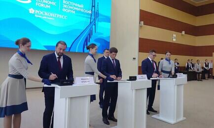 Документ скрепили подписями председатель правления, директор фонда «Росконгресс» Александр СТУГЛЕВ, губернатор Приморского края Олег Кожемяко и председатель наблюдательного совета АНО «Агентство по продвижению рыбной продукции» Александр МИХАЙЛОВ. Почетным гостем церемонии стал глава Росрыболовства Илья ШЕСТАКОВ
