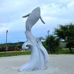 Сквер украсили фигурой взмывающего из воды морского гиганта