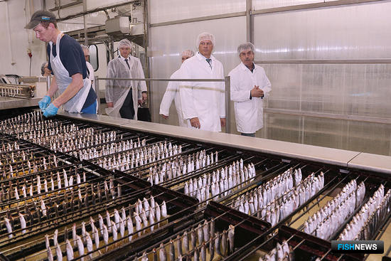 Сергей ДАНКВЕРТ посетил одно из крупнейших областных предприятий по производству рыбных консервов. Фото пресс-службы правительства региона