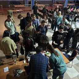 После мероприятия студенты выстроились в очередь, чтобы получить призы и задать вопросы