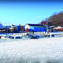 В январе на Русском острове в Приморье под лед провалилось сразу более 30 машин рыбаков-любителей