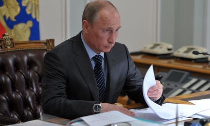 Президент Владимир ПУТИН в мае подписал изменения в КоАП по новым штрафам за продажу просроченной продукции. Фото пресс-службы главы государства