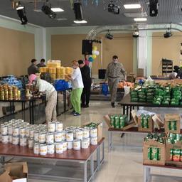 Сейчас продуктовые наборы раздают в Южно-Сахалинске. Фото пресс-службы фонда «Родные острова»