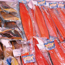 На все упаковки с рыбой и морепродуктами наклеены этикетки с адресом производителя