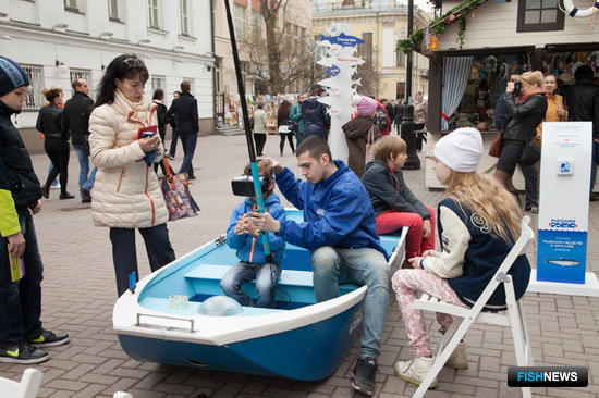 В прошлом году во время фестиваля «Рыбная неделя» на семи площадках в центре Москвы было установлено несколько десятков шале, в которых торговали рыбой и морепродуктами
