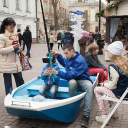 В прошлом году во время фестиваля «Рыбная неделя» на семи площадках в центре Москвы было установлено несколько десятков шале, в которых торговали рыбой и морепродуктами