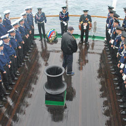 Команда и практиканты «Паллады» почтили память моряков, погибших в Цусимском проливе. Фото информационно-аналитического отдела Дальрыбвтуза