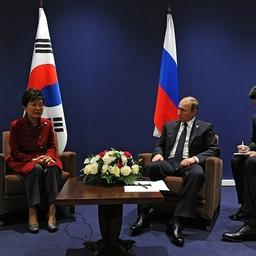 Президент России Владимир Путин и президент Республики Корея Пак Кын Хе провели встречу в Париже. Фото пресс-службы президента РФ