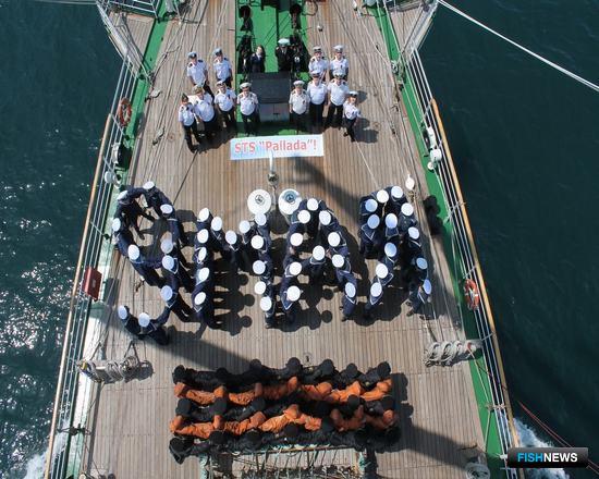 Учебный парусник «Паллада» встретил 9 Мая в Восточно-Китайском море. Фото пресс-службы Дальрыбвтуза