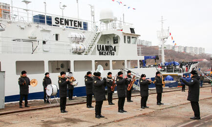 На краболове «Сентен» для «Сигма Марин Технолоджи» торжественно подняли государственный флаг. Фото пресс-службы ОСК