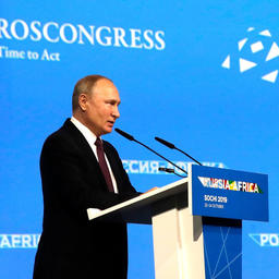 Президент Владимир ПУТИН на пленарном заседании форума. Фото пресс-службы главы государства