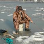 Хрупкий лед не останавливает любителей зимней рыбалки