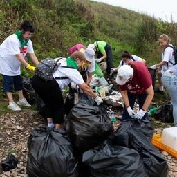 От мусора очистили побережье бухты Щитовая. Фото пресс-службы РРПК