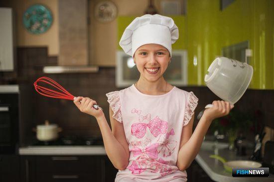 Маленькой звездочкой Youtube стала школьница Алисия, которая готовит вкусные и полезные блюда из российской рыбы